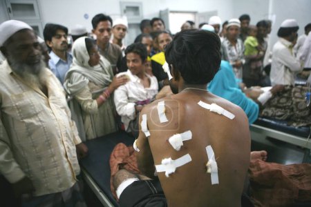 Téléchargez les photos : Des foules se sont présentées à l'hôpital local pour surveiller les victimes de l'explosion d'une bombe soignées à l'hôpital voisin de Malegaon, Maharashtra, Inde 29 septembre 2008 - en image libre de droit