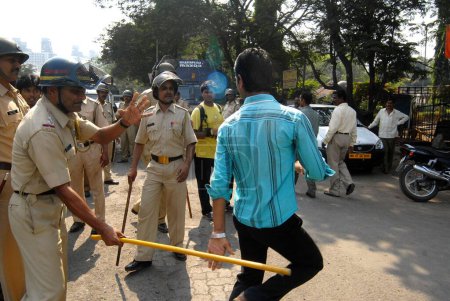 Téléchargez les photos : Le personnel de police accuse lathi contre un émeutier dalit à Bhandup après que la communauté dalit ait eu recours à des manifestations violentes, Bombay maintenant Mumbai, Maharashtra, Inde - en image libre de droit