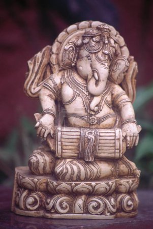 Foto de Estatua de marfil del Señor Ganesh ganpati - Imagen libre de derechos