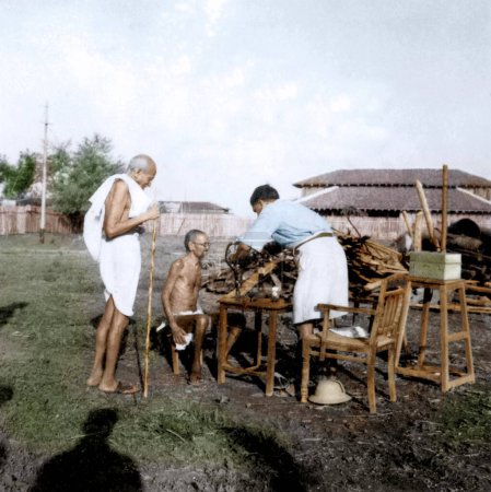 Foto de Mahatma Gandhi viendo leproso paciente Parchure Shastri siendo tratado, Wardha, India, Asia, 1940 - Imagen libre de derechos