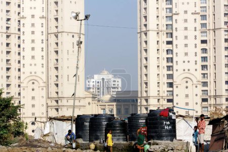 Foto de Torres en el complejo Hiranandani con cabañas de trabajadores en Powai; Bombay Mumbai; Maharashtra; India - Imagen libre de derechos