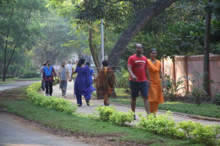 Téléchargez les photos : Jogging, personnes faisant une promenade matinale, piste de marche dans la région de Bara Bangla, Thane, Maharashtra, Inde - en image libre de droit