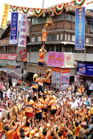 Foto de Pirámide humana tratando de romper dahi handi en janmashtami gokulashtami festival, Bombay Mumbai, Maharashtra, India - Imagen libre de derechos