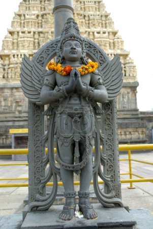 Téléchargez les photos : Statue du véhicule garuda du seigneur Vishnu au temple Channakesava Vishnu ; Belur ; district Hassan ; Karnataka ; Inde - en image libre de droit