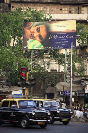 Foto de Cartel de una película colocada en Krantiveer Vasantrao Narayanrao Naik Chowk llamado Tardeo Chowk, Bombay ahora Mumbai, Maharashtra, India - Imagen libre de derechos