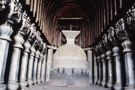 Intérieur de la salle Chaitya, grottes de Karla, Lonavala, Maharashtra, Inde, Asie