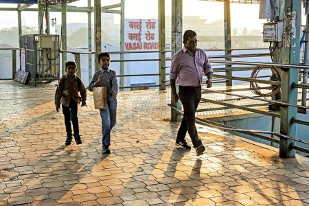 Téléchargez les photos : Vasai Road Railway Station pied de pont, Mumbai, Maharashtra, Inde, Asie - en image libre de droit