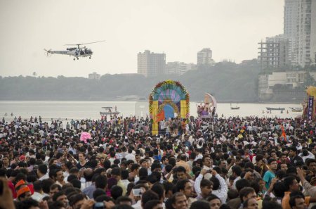 Téléchargez les photos : Une foule énorme sur Ganpati Immersion en mer à Girgaon Chowpatty Mumbai Inde Asie - en image libre de droit