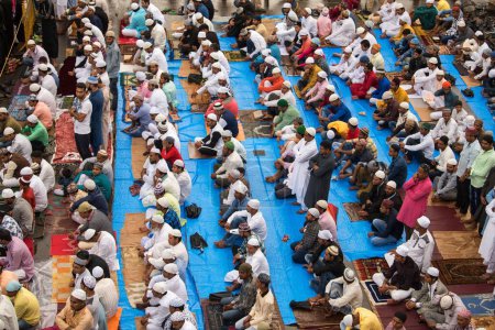 Téléchargez les photos : Musulmans priant, Eid Al Fitr festival, Bandra Station, Mumbai, Maharashtra, Inde, Asie - en image libre de droit