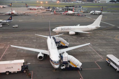 Téléchargez les photos : Taxation des avions à l'aéroport de Bombay - en image libre de droit