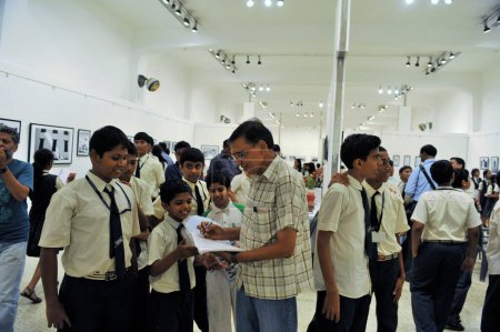 Téléchargez les photos : Signature d'autographes, Exposition de photographies de Jagdish Agarwal, Galerie d'art Jehangir, Mumbai, Maharashtra, Inde, Asie - en image libre de droit
