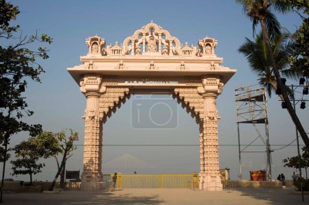 Téléchargez les photos : Porte énorme faite par les idoles de Lord Ganesh Dadar Beach Mumbai Maharashtra Inde Asie - en image libre de droit