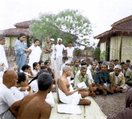 Foto de Mahatma Gandhi en discusión con los visitantes, Wardha, Maharashtra, India, Asia, 1939 - Imagen libre de derechos
