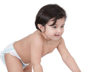 Foto de Quince meses de edad, niña arrastrándose usando pañal - Imagen libre de derechos