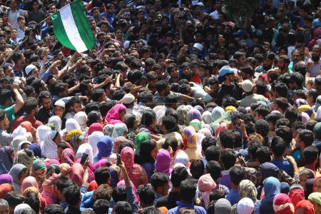 Foto de Pueblo en procesión funeraria de rebeldes muertos, ciudad de Sopore, Cachemira, India, Asia - Imagen libre de derechos