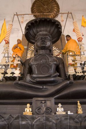 Téléchargez les photos : Statue de dieu 30 temple impair dédié à Parasnath ; Parasnath ; Jharkhand ; Inde - en image libre de droit