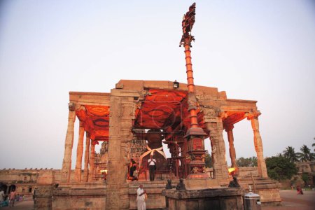 Téléchargez les photos : Temple Brihadeshwara également appelé Big Temple dédié au Seigneur Shiva construit au 11ème siècle par l'Empire Chola situé à la tête du delta du fleuve Kaveri ; Thanjavur ; Tamil Nadu ; Inde Site du patrimoine mondial de l'UNESCO - en image libre de droit