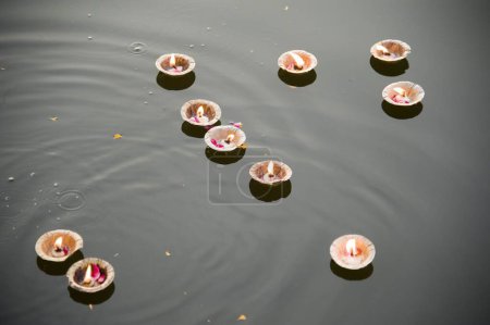Lampe à huile flottant sur la rivière, mathura, uttar pradesh, Inde, Asie