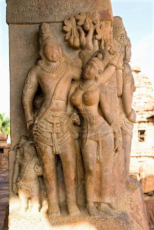 Téléchargez les photos : Patrimoine mondial de l'UNESCO ; Siva & Parvathi sculptures dans Virupaksha temple 740 A.D. construit par la reine Trilokya Mahadevi à Pattadakal ; Karnataka ; Inde - en image libre de droit