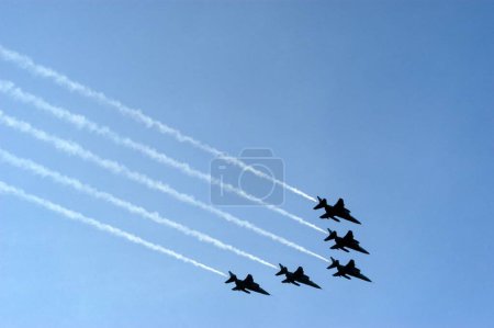 Téléchargez les photos : Avions de chasse de l'armée de l'air indienne volant dans le ciel de Bombay maintenant Mumbai, Maharashtra, Inde - en image libre de droit