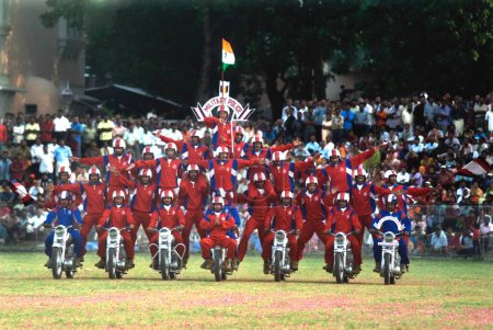 Téléchargez les photos : Exposition d'activité de moto par l'équipe de corps de police militaire shwet ashwa pendant la journée de l'armée à Trivandrum, Kerala, Inde 2008 - en image libre de droit