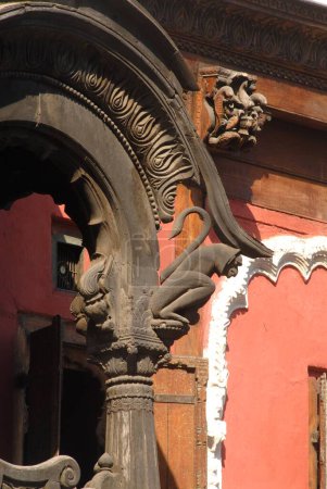 Téléchargez les photos : Pilier sculpté en bois avec singe et motif floral à l'entrée de Vishrambaug Wada deuxième palais de Peshve le roi Maratha ; Pune ; Maharashtra ; Inde - en image libre de droit