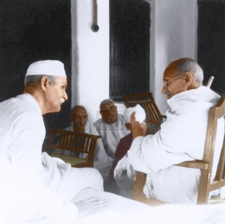 Téléchargez les photos : Mahatma Gandhi s'entretenant avec Madan Mohan Malaviya, Université hindoue de Banaras, Inde, Asie, 21 janvier 1942 - en image libre de droit