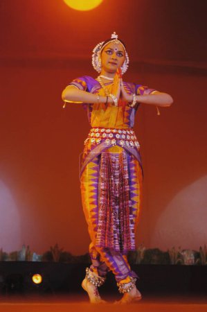 Téléchargez les photos : L'actrice indienne de Bollywood Hema Malini, fille d'Ahana Deol, interprète une pièce de danse classique Odissi appelée Gauri Tandav au festival de l'Indian Institute of Technology IIT College Mood Indigo ; Bombay Mumbai, Maharashtra, Inde - en image libre de droit