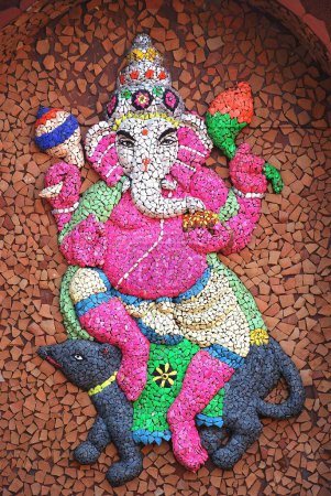 Foto de Estatua decorativa de lord Ganesha montando sobre ratón hecha por azulejos - Imagen libre de derechos