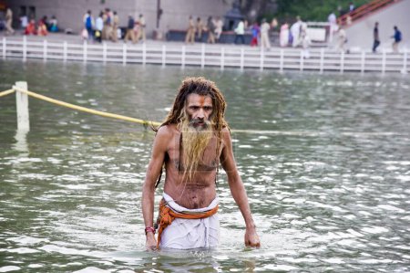 Foto de Sadhu bañándose en el río, kumbh mela, Nasik, maharashtra, india, asia - Imagen libre de derechos