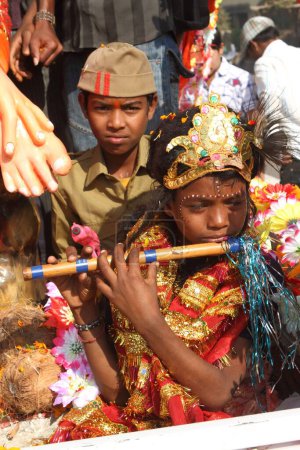 Téléchargez les photos : Enfant déguisé en seigneur krishna sai baba procession, bastar, chhattisgarh, Inde, asie - en image libre de droit