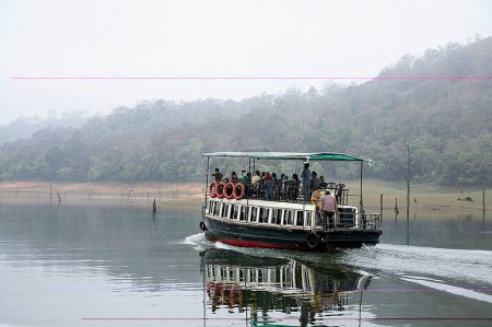 Téléchargez les photos : Tôt le matin touristes en bateau sur le lac Periyar, sanctuaire de la faune Periyar, Thekkady, Kerala, Inde - en image libre de droit