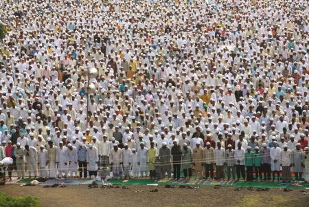 Foto de Multitud ofreciendo su Eid al Fitr o Ramzan id namaaz en Lashkar-e-Eidgaah ground, Malegaon, Maharashtra, India - Imagen libre de derechos