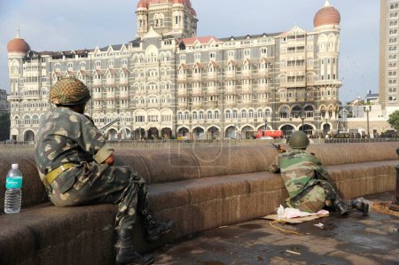 Foto de Army deputed at Gate way of India near Taj Mahal hotel after Terrorist attack by Deccan Mujahedeen on 26 November 2008 in Bombay Mumbai ; Maharashtra ; India - Imagen libre de derechos