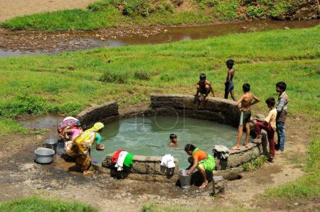 Téléchargez les photos : Femme laver les vêtements près de bien, nashik, maharashtra, Inde, Asie - en image libre de droit