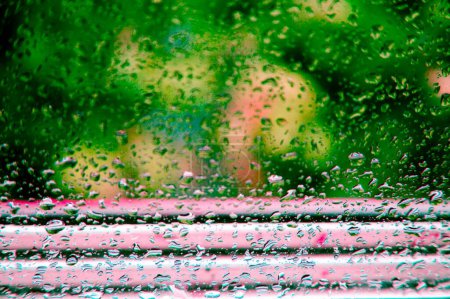Foto de Rocía gotas en la temporada de lluvias del monzón de vidrio - Imagen libre de derechos