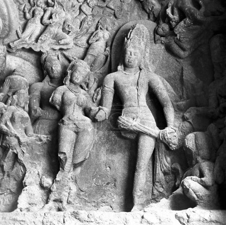 Foto de Señor Shiva y Parvati tallados en piedra; Cuevas Elefanta; Bombay Mumbai; maharashtra; India - Imagen libre de derechos