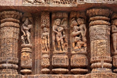 Téléchargez les photos : Sculptures érotiques sur Sun Temple à Orrisa Inde - en image libre de droit