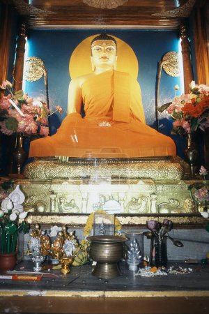 Riesiger vergoldeter Buddha am Mahabodhi Tempel, Bodh Gaya, Bihar, Indien, Asien