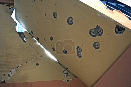 Téléchargez les photos : Explosion de grenade et traces de balles sur le mur du centre communautaire juif de nariman House par des terroristes moudjahidines décains à Bombay Mumbai, Maharashtra, Inde 17-février-2009 - en image libre de droit