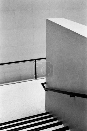 Téléchargez les photos : Escaliers et balustrades à l'intérieur du musée Van Gogh Amsterdam Pays-Bas 1986 - en image libre de droit