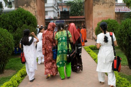 Téléchargez les photos : Les gens marchent à l'entrée du fort de Lalbagh construit par le prince Mohammad Azam ; fils de l'empereur moghol Aurangzeb en 1678 après JC ; Dacca ; Bangladesh - en image libre de droit