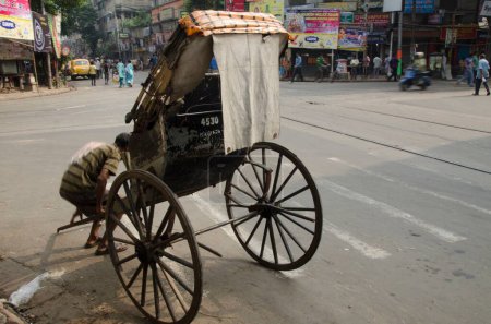 Foto de Mano tirador rickshaw tomar descanso Kolkata Bengala Occidental India Asia - Imagen libre de derechos