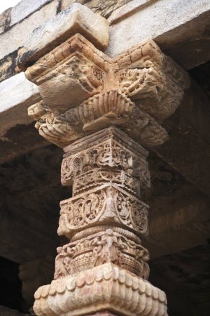 Téléchargez les photos : Détail du pilier de la mosquée Quwwat-ul-Islam dans le complexe Qutb Minar construit en 1311, art indo-musulman, sultanat de Delhi, Delhi, Inde Site du patrimoine mondial de l'UNESCO - en image libre de droit