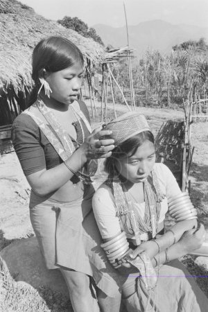 Téléchargez les photos : Filles tribales Wancho déguisées pour le festival, district de Tirap, 1982, Arunachal Pradesh, Inde - en image libre de droit