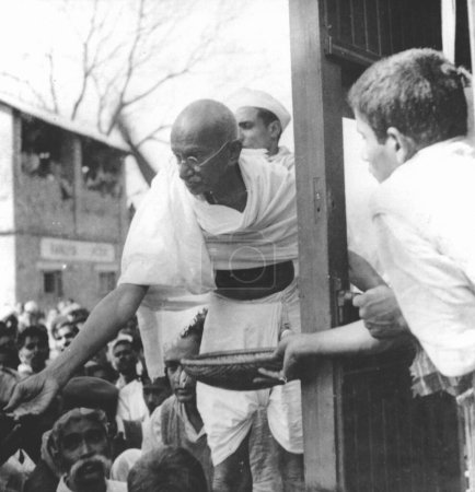 Téléchargez les photos : Mahatma Gandhi collecte des fonds pour les intouchables dans une gare en route vers Assam, en Inde - en image libre de droit