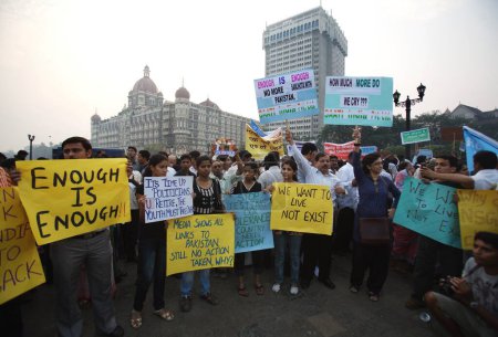 Foto de Miles de Mumbaikars participaron en una marcha de protesta masiva en Gateway-of-India después del ataque terrorista de Deccan Mujahedeen el 26 de noviembre de 2008 en Bombay Mumbai, Maharashtra, India - Imagen libre de derechos
