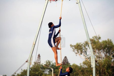 Téléchargez les photos : Femmes police effectuant Malkhamb gymnastique indienne sur 1 Mai Maharashtra jour de fondation d'État, Shivaji parc, Dadar, Bombay Mumbai, Maharashtra, Inde - en image libre de droit