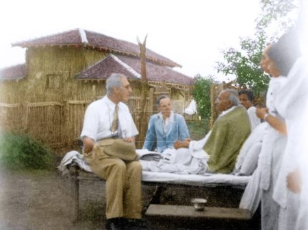Téléchargez les photos : Mahatma Gandhi rencontre des visiteurs d'Angleterre, Sevagram, Wardha, Maharashtra, Inde, Asie, 1940 - en image libre de droit