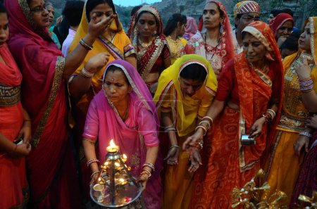 Foto de Mujeres que realizan aarti de raj Gangaur Mehrangarh Fort Jodhpur rajasthan, India, Asia - Imagen libre de derechos